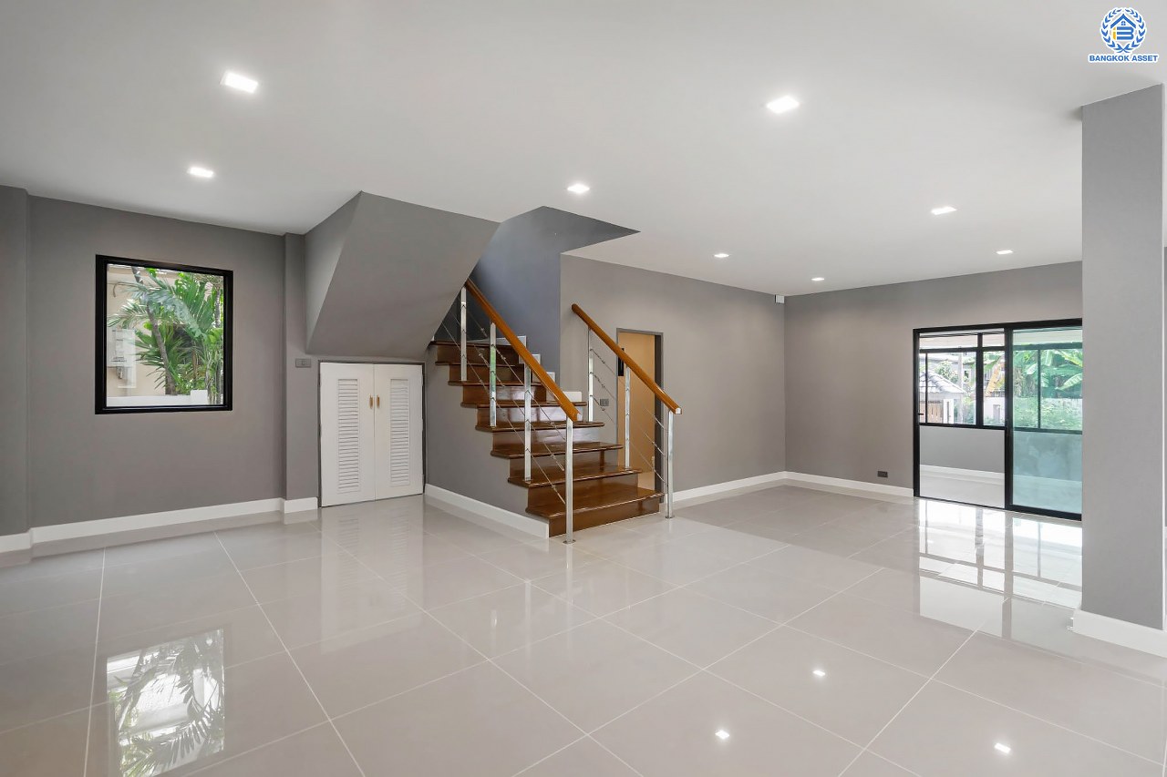 บ้านมือสองตกแต่งใหม่ โครงการ เมืองเอก โครงการ8  วิภาวดี-รังสิต บ้านเดี่ยวหลังใหญ่ บนเนื้อที่ 105 ตร.ว. พื้นที่ใช้สอยเยอะถึง 444 ตร.ม. พร้อมฟังก์ชัน 3 ห้องนอน 5 ห้องน้ำ 1 ห้องอเนกประสงค์ 1 ห้องแม่บ้าน จอดรถได้ 2 คัน สุดยอดทำเล เชื่อมต่อทุกการเดินทาง ใกล้จุดขึ้นทางด่วน "ศรีสมาน" และมหาวิทยาลัยรังสิต